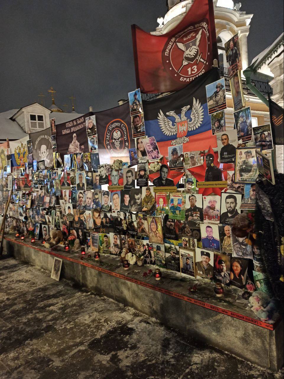 Волонтеры навели порядок на Мемориале, убрав выпавший снег